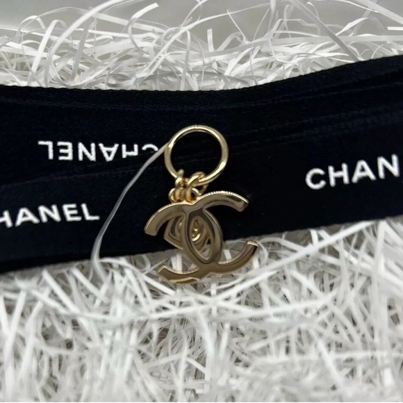 Chanel Holiday Charm 2023 with limited edition novelty box - Picture 1 of 4